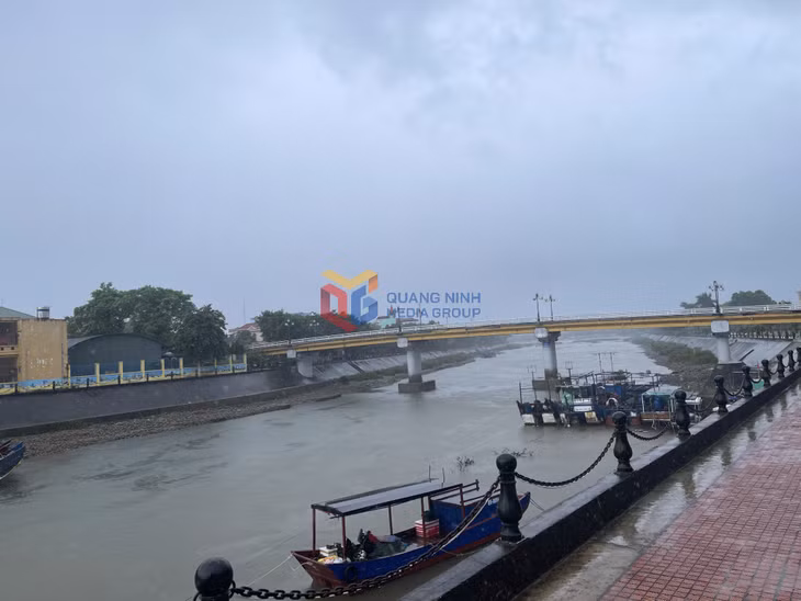 Hiện tại, khu vực sông Hà Cối, xã Quảng Hà đang có mưa to.
