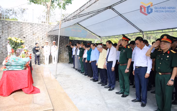 Các đại biểu dành một phút mặc niệm tưởng nhớ các Anh hùng liệt sĩ.
