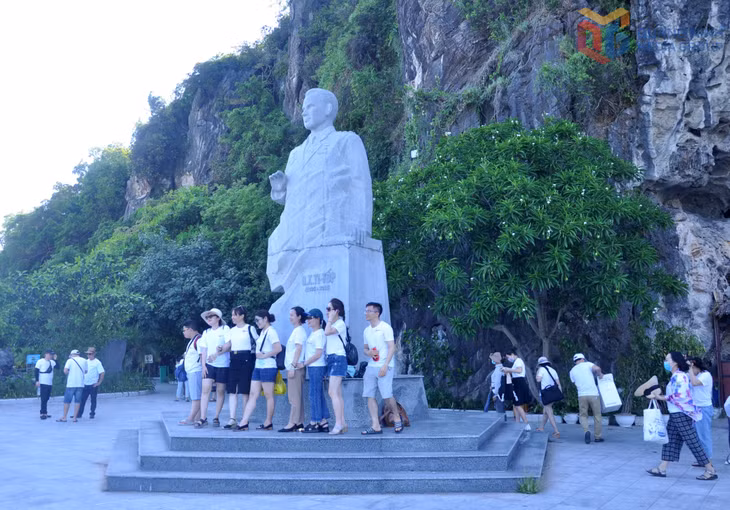 Tượng đài Anh hùng vũ trụ Liên Xô (cũ) Ghéc-man Ti-Tốp trên đảo Ti-Tốp.