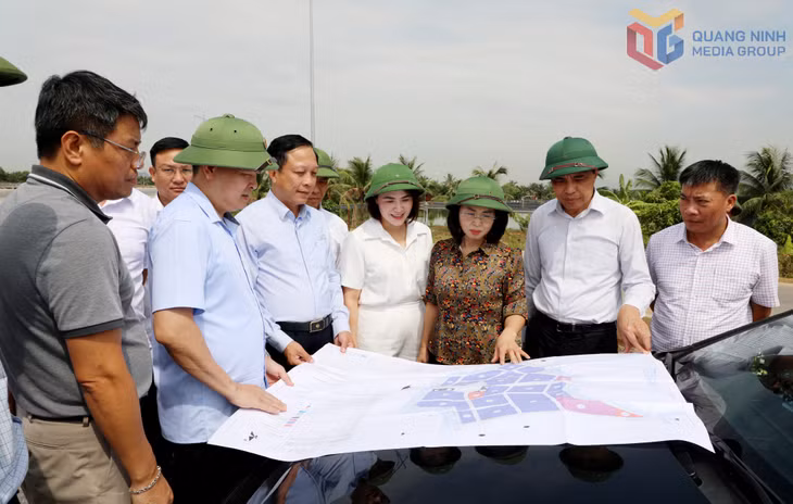 Đoàn công tác khảo sát dự án đầu tư xây dựng và kinh doanh kết cấu hạ tầng KCN An Hưng tại phường Uông Bí.
