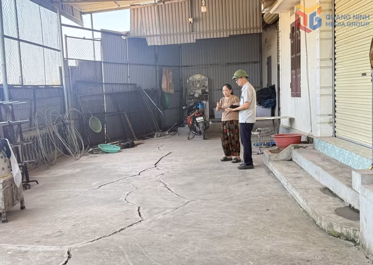 Cán bộ phường Mạo Khê phối hợp kiểm tra thực tế, đánh giá mức độ ảnh hưởng của hộ dân khu Yên Lãng sau phản ánh về việc hư hỏng công trình.