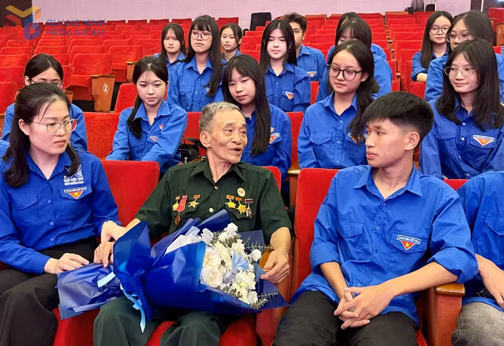 Ông Nguyễn Hoài Nhơn (cựu thanh niên xung phong phường Hạ Long, nguyên chiến sĩ Đại đội 531 N53 T18) kể với lớp trẻ về những câu chuyện của một thời hoa lửa.