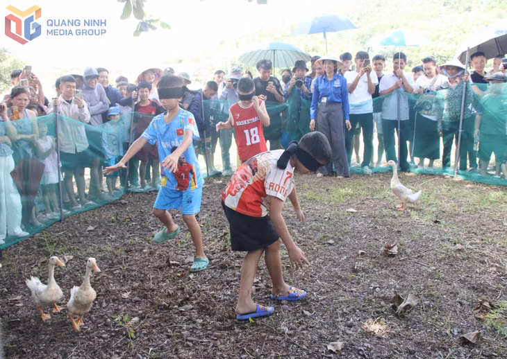 Các trò chơi dân gian tạo nên không khí vui tươi, rộn ràng cho lễ hội như trò bịt mắt bắt vịt...