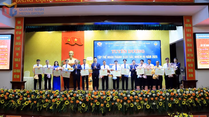 Quản đốc PXKTCGH01 (ngoài cùng, bên phải) nhận thưởng đơn vị hoàn thành xuất sắc nhiệm vụ năm 2025.