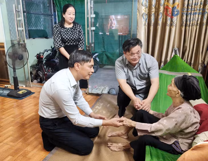 Đồng chí Vũ Văn Diện, Phó Chủ tịch Thường trực UBND tỉnh, tỉnh ân cần thăm hỏi sức khỏe, đời sống của mẹ liệt sĩ Bùi Thị Lớ, khu phố Hoàng Tân 1, phường Hà An.