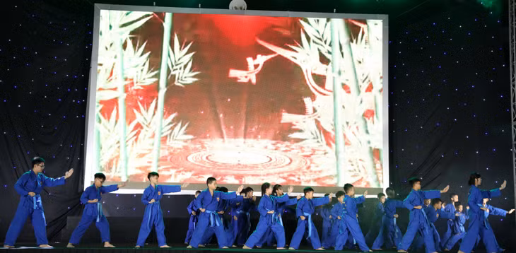 Phần biểu diễn của lớp võ Vovinam.