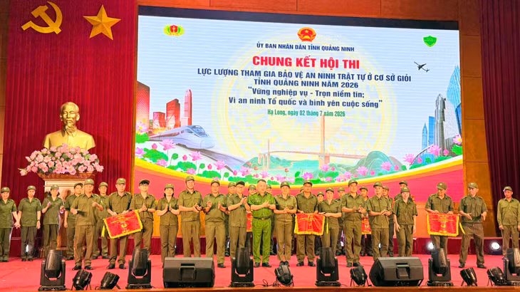BTC trao giải nhì cho xã Tiên Yên, phường Mạo Khê, xã Ba Chẽ.
