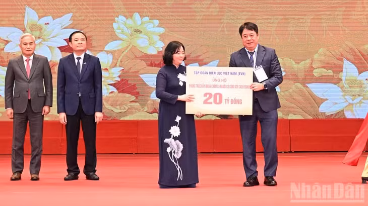 Chủ tịch Ủy ban Trung ương Mặt trận Tổ quốc Việt Nam Bùi Thị Minh Hoài tiếp nhận 20 tỷ đồng từ Tập đoàn Điện lực Việt Nam ủng hộ Phong trào đẩy mạnh chăm lo người có công với cách mạng. (Ảnh: TRẦN HẢI)