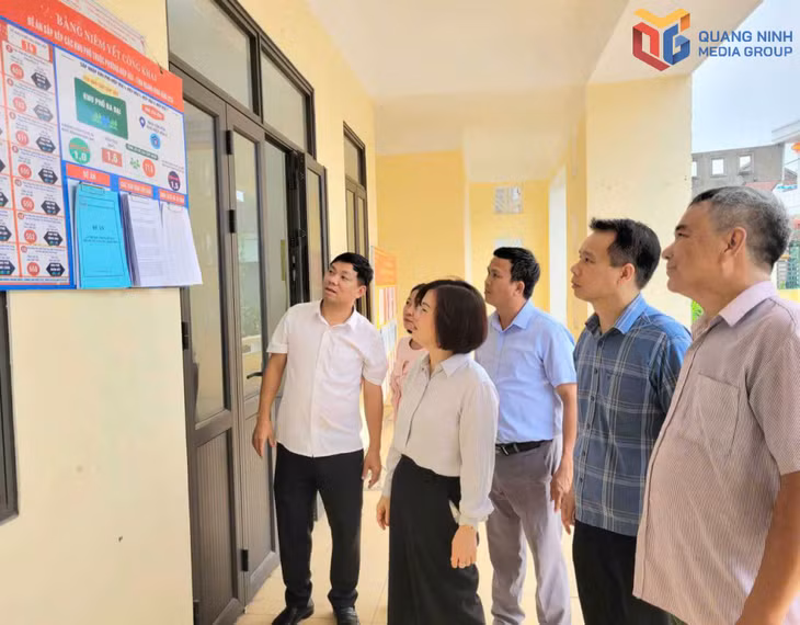 Lãnh đạo Đảng ủy phường Hiệp Hòa kiểm tra hoạt động tại nhà văn hóa khu phố Bạch Đằng sau thực hiện sáp nhập,