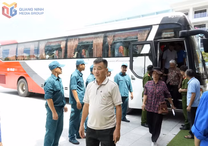 Phường Hà Lầm bố trí phương tiện đưa đón tập trung đến điểm lấy mẫu, bảo đảm an toàn và thuận tiện trong quá trình thực hiện.