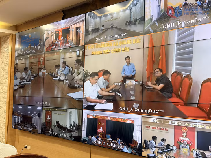 Đại diện lãnh đạo xã Quảng Đức phát biểu ý kiến tại cuộc họp qua truyền hình trực tuyến.