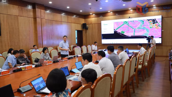 Đại diện lãnh đạo các sở, ngành, đơn vị liên quan báo cáo chi tiết về những khó khăn, vướng mắc của một số dự án trên địa bàn phường Quảng Yên.