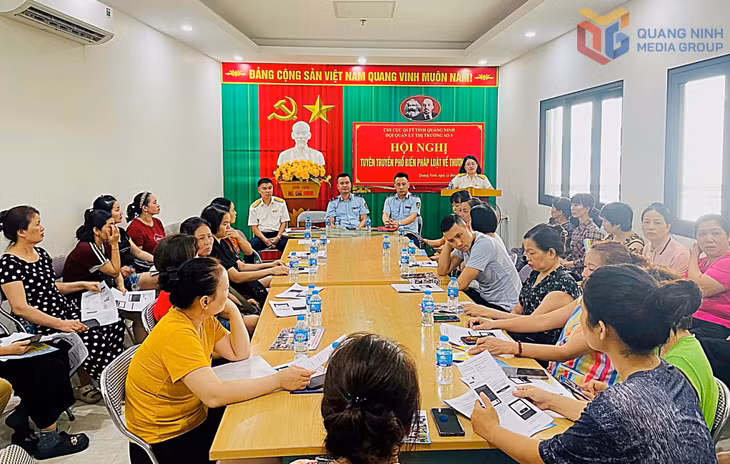 Lực lượng QLTT phối hợp tổ chức tuyên truyền pháp luật cho hộ kinh doanh trên địa bàn.