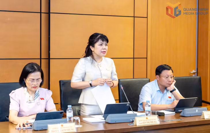 Đại biểu Nguyễn Thị Thu Hà, Phó Trưởng Đoàn ĐBQH tỉnh phát biểu thải luận tại thảo luận tại tổ, cho ý kiến đối với các dự án luật trong Chương trình kỳ họp thứ Nhất, QUốc hội khóa XVI.