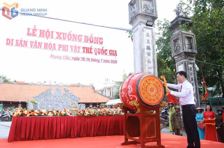 Đồng chí Trần Mạnh Thắng, Chủ tịch UBND phường Phong Cốc, đánh trống khai hội