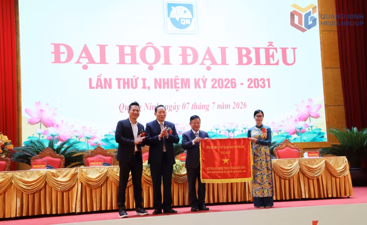 Đồng chí Đỗ Hồng Quân, Phó Chủ tịch Ủy ban Trung ương MTTQ Việt Nam, Chủ tịch Liên hiệp các Hội Văn học Nghệ thuật Việt Nam, tặng Cờ thi đua cho Liên hiệp Hội Văn học Nghệ thuật tỉnh Quảng Ninh.