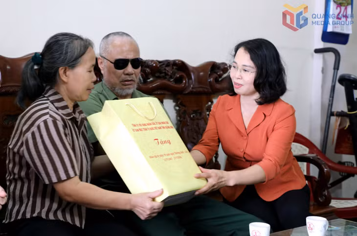 Đồng chí Trịnh Thị Minh Thanh, Phó Bí thư Thường trực Tỉnh ủy, Chủ tịch HĐND tỉnh thăm, tặng quà thương binh Trần Đức Trung (tổ 28, khu phố Quang Trung 8, phường Uông Bí).