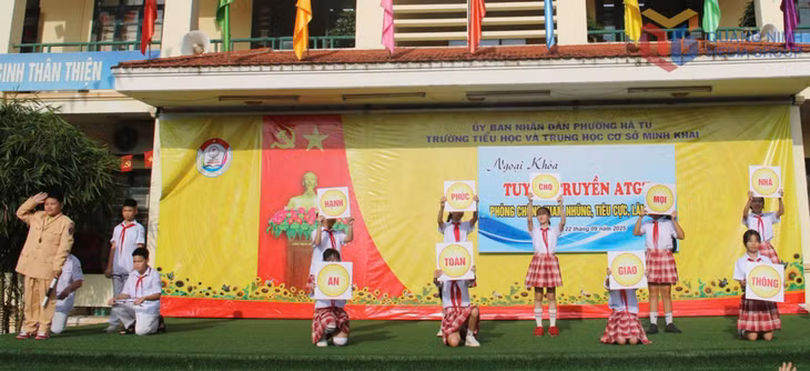 Học sinh Trường TH và THCS Minh Khai nay là Trường TH và THCS Hà Tu tham gia hoạt động ngoại khóa tuyên truyền về an toàn giao thông đầu năm học 2025-2026.