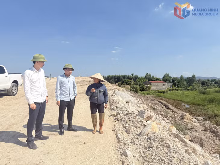 Đại diện nhà thầu trao đổi với người dân khu An Biên, phường Đông Triều về tiến độ thi công và kế hoạch hoàn trả tuyến đường dân sinh sau khi dự án hoàn thành.
