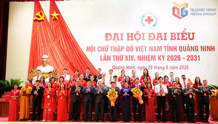 Đồng chí Quản Minh Cường, Ủy viên Trung ương Đảng, Bí thư Tỉnh ủy, Trưởng Đoàn ĐBQH tỉnh và đồng chí Đỗ Thị Thu Thảo, Chủ tịch Trung ương Hội Chữ thập đỏ Việt Nam tặng hoa chúc mừng Ban Chấp hành Hội Chữ thập đỏ tỉnh Quảng Ninh, khóa XIV, nhiệm kỳ 2026-2031.