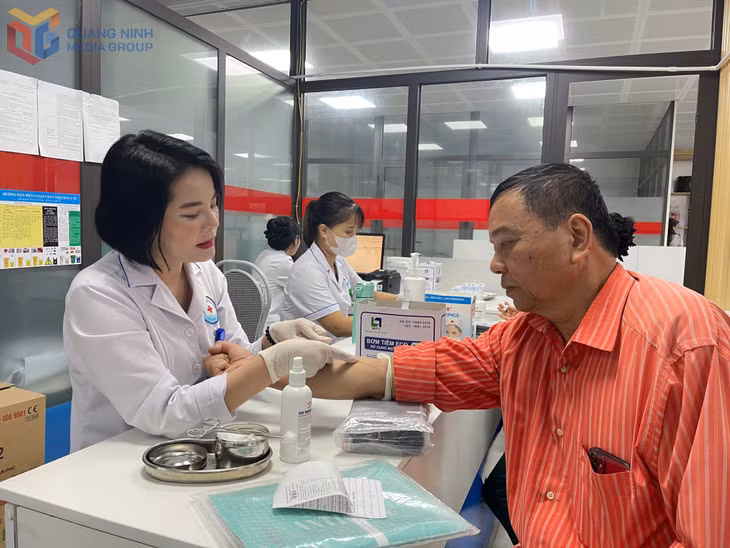 Người dân được lấy máu xét nghiệm để đánh giá các chỉ số sức khỏe.