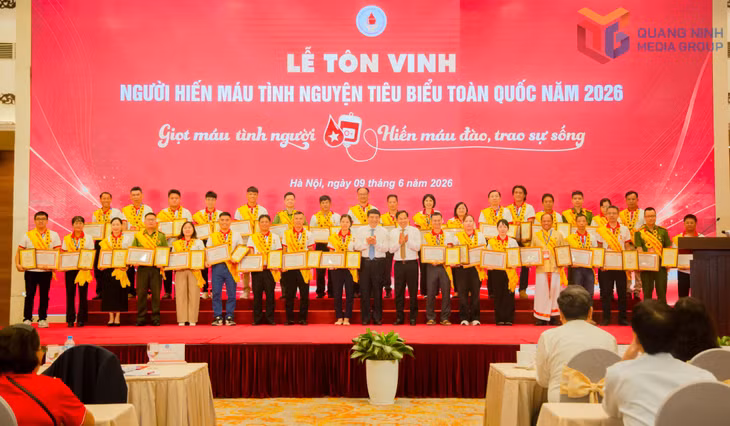 Chủ nhiệm CLB Giọt hồng đất Phật Lương Duy Minh (hàng trước, thứ 8, trái sang) được tôn vinh vì đã 39 lần hiến máu tình nguyện.