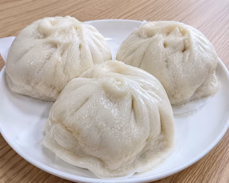 Nước ngưng tụ nhỏ xuống bánh khiến bề mặt bánh bị ướt, nhão và ảnh hưởng hình thức.