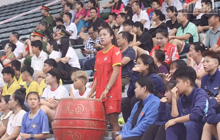 Các cổ động viên nhiệt tình cổ vũ cho cầu thủ hai đội Sơn La-Hà Nội tại trận đấu khai mạc.