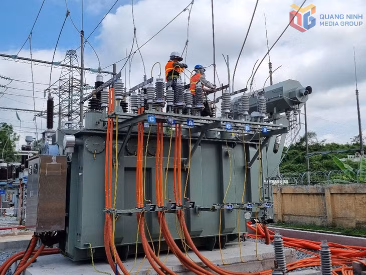 Công nhân Điện lực Quảng Ninh thi công nâng công suất máy biến áp T1 tại Trạm biến áp 110kV Tiên Yên. Ảnh: Ngọc Lan (Công ty Điện lực Quảng Ninh)