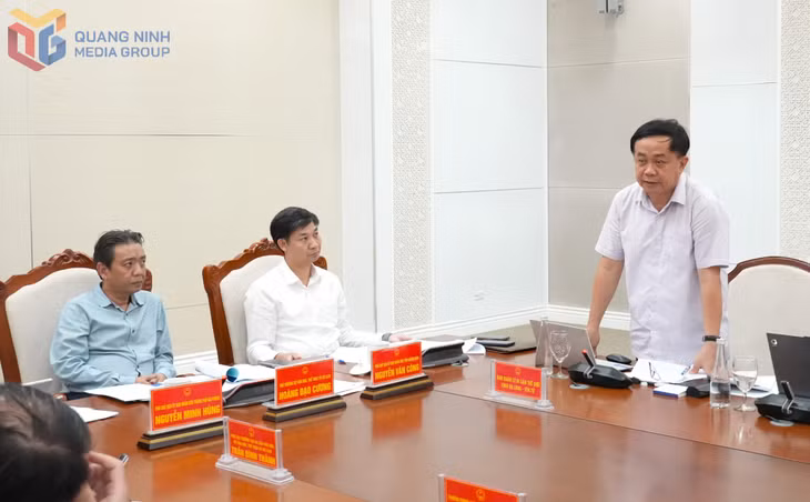 Lãnh đạo Ban Quản lý Di sản thế giới Vịnh Hạ Long - Yên Tử thông tin công tác phối hợp giữa tỉnh Quảng Ninh và thành phố Hải Phòng. 