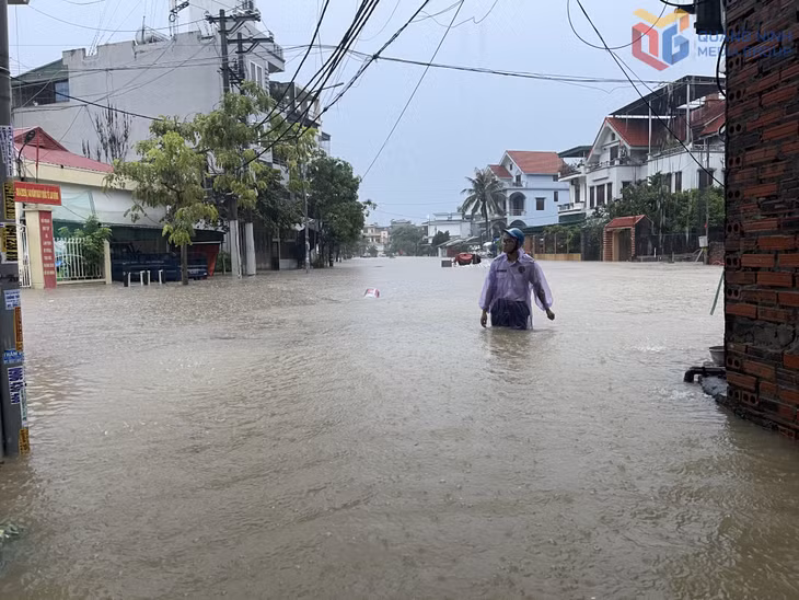 Mưa lớn gây ngập lụt tại khu Cao Thắng 3, phường Hà Lầm. Ảnh: Thanh Tùng