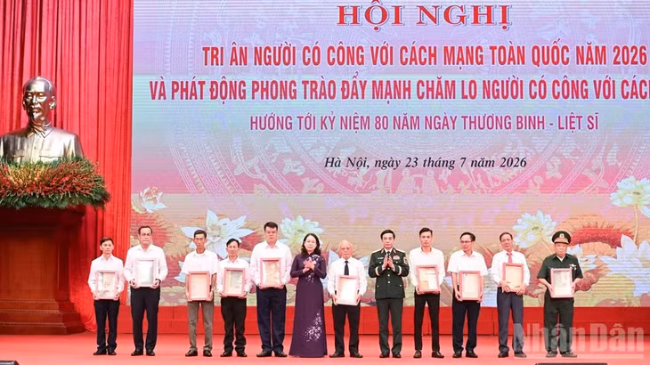 Các đồng chí Lãnh đạo Đảng, Nhà nước trao lại các kỷ vật thiêng liêng cho thân nhân các Anh hùng liệt sĩ. (Ảnh: TRẦN HẢI)