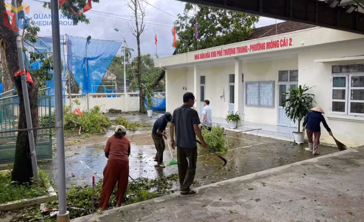 Người dân tại các khu dân cư chủ động dọn dẹp cây gãy đổ tại nhà văn hóa.