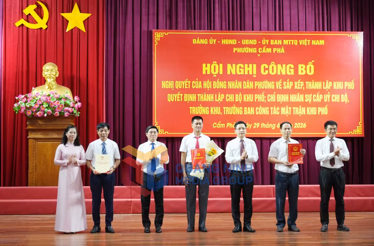 Lãnh đạo phường Cẩm Phả trao quyết định cho Bí thư Chi bộ, Trưởng khu, Trưởng Ban Công tác Mặt trận khu 1 (7-2026). Ảnh: Cao Quỳnh