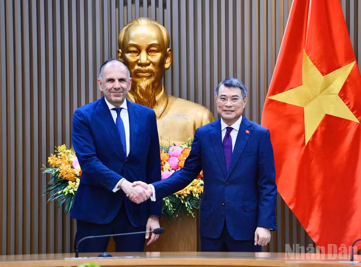 Thủ tướng Chính phủ Lê Minh Hưng và Bộ trưởng Ngoại giao Hy Lạp George Gerapetritis. (Ảnh: THANH GIANG)