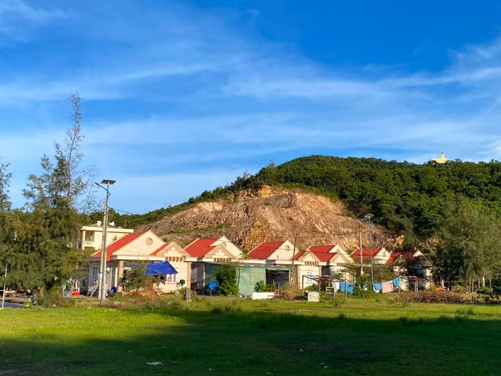 Giữa biển trời Đông Bắc, những mái ngói đỏ nổi bật như điểm tựa bình yên của người dân trên đảo Trần.