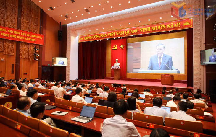 Các đại biểu dự hội nghị tại điểm cầu Quảng Ninh lắng nghe đồng chí Tô Lâm, Tổng Bí thư, Chủ tịch nước phát biểu chỉ đạo tại hội nghị.