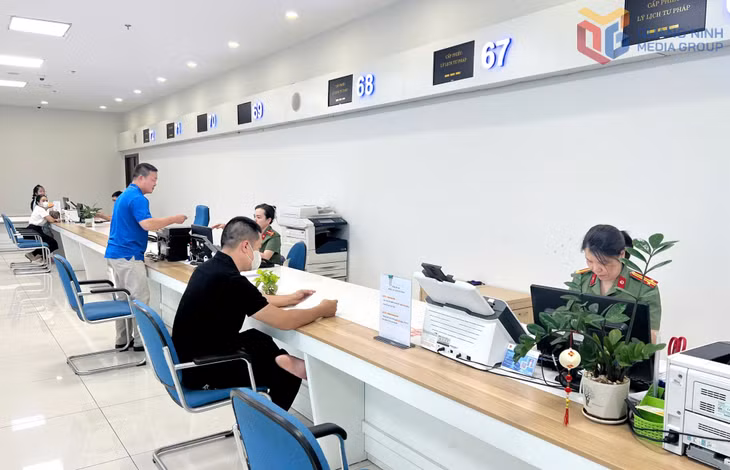 Công dân được hướng dẫn làm thủ tục xin cấp phiếu lý lịch tư pháp tại Trung tâm phục vụ hành chính công tỉnh.