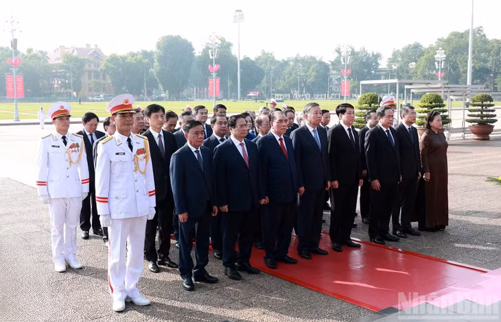 Đoàn đại biểu Ban Chấp hành Trung ương Đảng, Chủ tịch nước, Quốc hội, Chính phủ thành kính tưởng niệm Chủ tịch Hồ Chí Minh.