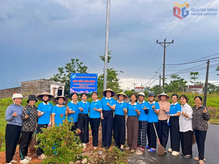 Bà Bùi Thị Tươi ( thứ 2 từ phải sang) tham gia 