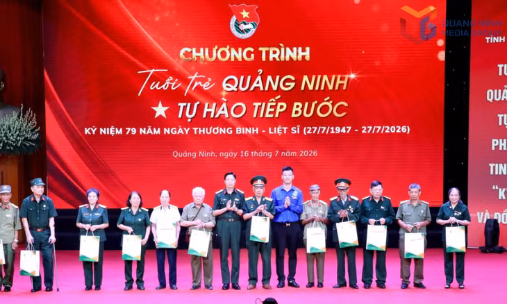 Đại diện Ban Thường vụ Tỉnh Đoàn, Binh đoàn 19 trao các suất quà tri ân các thương binh, bệnh binh, cựu thanh niên xung phong, gia đình chính sách và người có công với cách mạng.