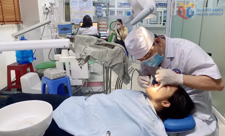 Người dân xã Tiên Yên sàng lọc bệnh lý về răng miệng tại Bệnh viện Đa khoa khu vực Tiên Yên - cơ sở 1.