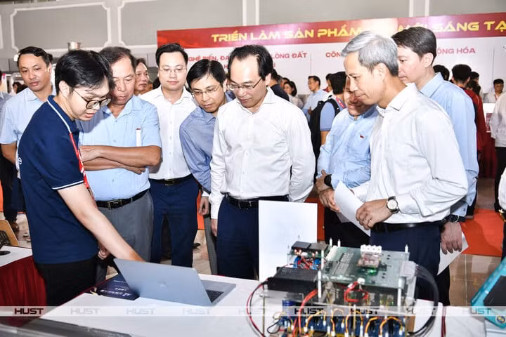 Bộ trưởng GD&ĐT Hoàng Minh Sơn, GS.TS Lê Anh Tuấn (bên phải) cùng các đại biểu xem ý tưởng NCKH của sinh viên Bách khoa Hà Nội tại Không gian Đổi mới sáng tạo liên ngành. (Ảnh: HUST)