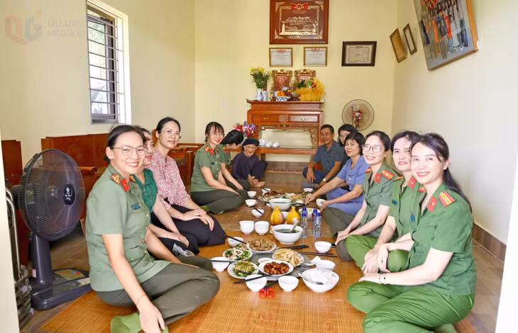 Cán bộ, hội viên Chi hội Phụ nữ Công an phường Uông Bí, Ban Phụ nữ Công an tỉnh và Hội LHPN phường Uông Bí cùng quây quần bên bữa cơm gia đình trong chương trình “Bữa cơm bên mẹ - Ấm tình tri ân” tại gia đình Mẹ Việt Nam Anh hùng Hoàng Thị Nghi.