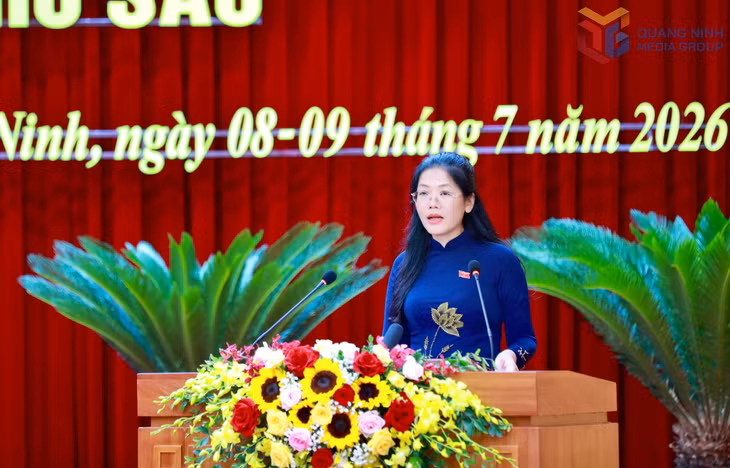 Đồng chí Phạm Thị Hồng Hạnh, Trưởng Ban Pháp chế trình bày tóm tắt các báo cáo thẩm tra của Ban về các nội dung thuộc lĩnh vực pháp chế.
