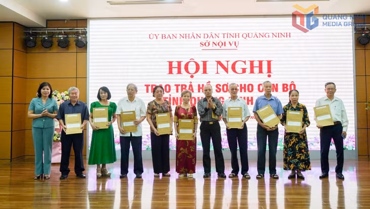Sở Nội vụ Quảng Ninh tổ chức bàn giao hồ sơ cho cán bộ, thân nhân của cán bộ đi B, năm 2023. Ảnh: Hoàng Quý