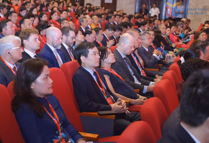 Đồng chí Vũ Quyết Tiến, Phó Bí thư Tỉnh ủy, Chủ tịch Ủy ban MTTQ Việt Nam tỉnh Quảng Ninh, dự Đại hội đại biểu toàn quốc Hội Chữ thập Đỏ Việt Nam lần thứ XII.