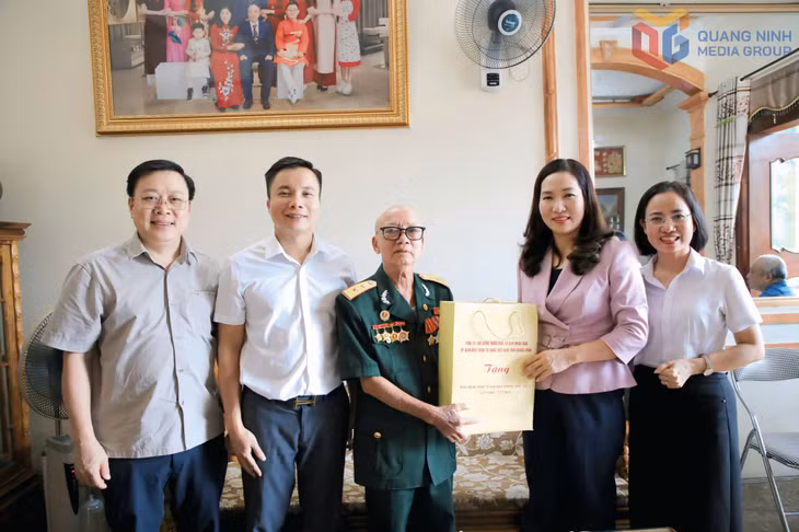 Đồng chí Nguyễn Thị Hạnh trao quà cho bệnh binh Hoàng Hữu Thự, bị nhiễm chất độc hóa học suy giảm khả năng lao động dưới 81% (phường Hoành Bồ).