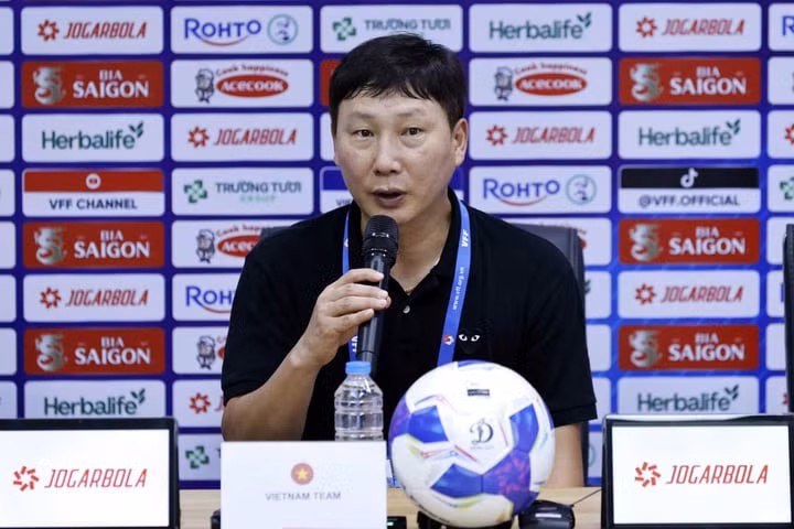 HLV Kim Sang-sik hài lòng với dàn cầu thủ nhập tịch.