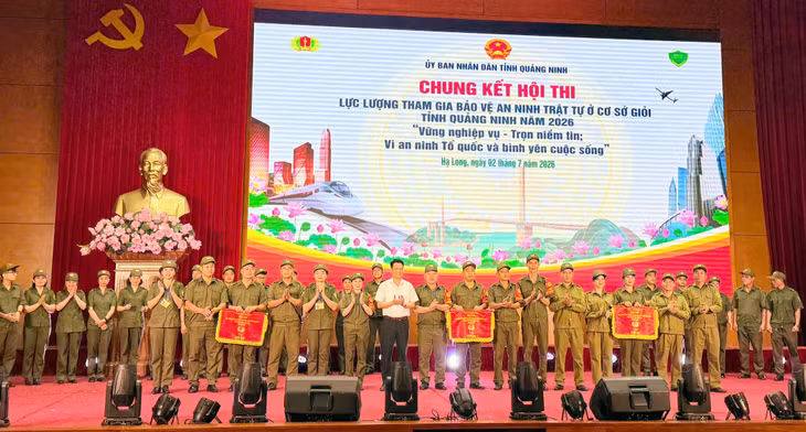 BTC trao giải ba cho đội thi phường Việt Hưng, phường Liên Hòa, xã Quảng Đức.